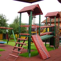 Spielplatz mit Klettergerüst und Kinderschaukel